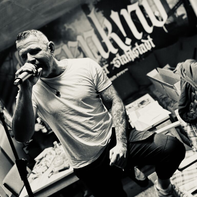 Tony am Mikro im Proberaum.